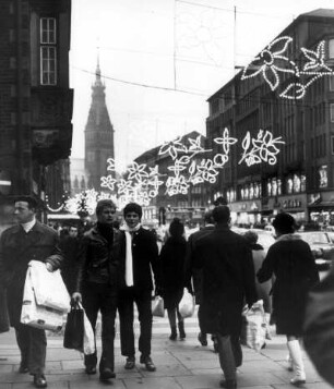 Hamburg-Altstadt. Mönckebergstraße. Passanten nutzen die Vorweihnachtszeit zu einem Schaufensterbummel und zu Weihnachtseinkäufen