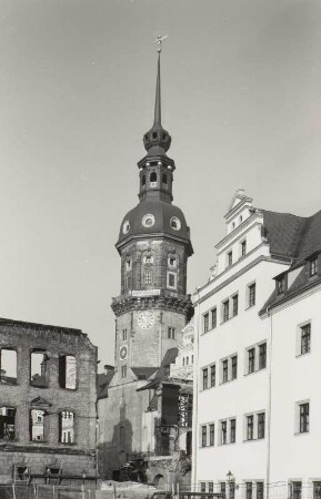 Kanzleihaus : Schloß, Hausmannsturm (Erhöhung 1674; W. C. v. Klengel). Blick durch den geöffneten ruinösen O-Flügel, rechts der W-Flügel des Kanzleihauses (1565-1567; H. Irmisch)