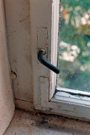 ehemaliges Gut Trenthorst-Wulmenau: Zentrale: Wulmenau 3: traufständiges Doppelwohnhaus: Detailaufnahme: Griff und Beschlag an Fenster
