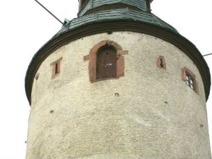 Kurmainzisches Schloß-Ansicht von Süden-Türmersturm (runder Bergfried der Wasserburg-ab 1270)-Obergeschoß mit Tür (einst hölzerner Umgang) sowie Schlüsselloch-Schießscharten