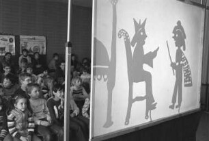 Aufführung eines Schattenspiel-Märchenstücks durch Jugendliche der Schule für Sehbehinderte am Weinweg in der Kimmelmannschule Oberreut