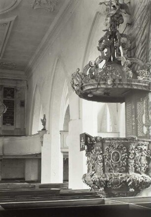 Kanzel der Dorfkirche Gingst auf Rügen : Kanzel. Holz, geschnitzt, gefaßt, bemalt (1743; Martin Becker). Gingst auf Rügen, Dorfkirche