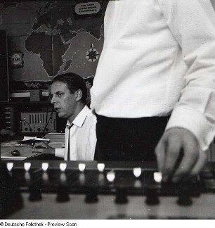 Portraitserie Karlheinz Stockhausen : Karlheinz Stockhausen (1928-2007; Komponist). Aufnahme im Studio für elektronische Musik des Westdeutschen Rundfunks Köln (WDR)