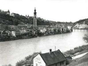 Vor Burghausen über der Salzach : Burghausen. Blick vom österreichischen Ufer über die Salzach gegen die Altstadt mit Stadtpfarrkirche