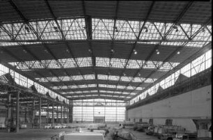 Dresden-Klotzsche, Flughafenstraße. Flughafen Dresden. Hangar 219. Innenansicht mit Fahrzeugen nach Süden