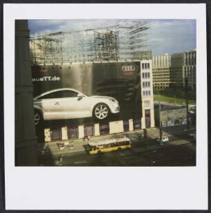 Autowerbung am Potsdamer Platz in Berlin