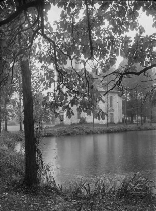 Mittelpöllnitz, Dorfkirche : Mittelpöllnitz. Blick über den Teich zur Dorfkirche