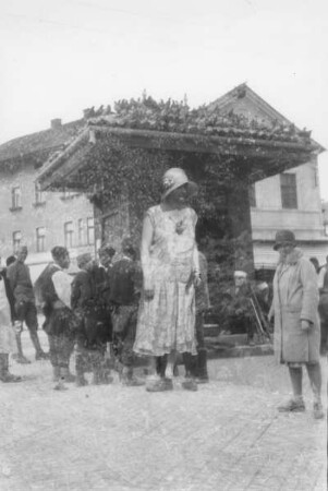 Junge Frau im Sommerkleid