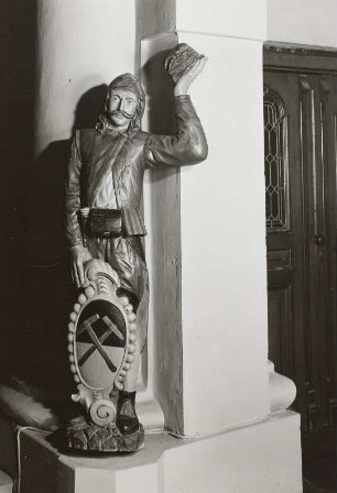 Bergmann als Wappenhalter