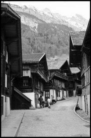 Brienz: Gasse mit Berg