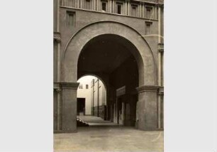 Aufstellung des Vorderasiatischen Museums im Pergamonmuseum, Blick von der Partherfassade zur Prozessionsstraße