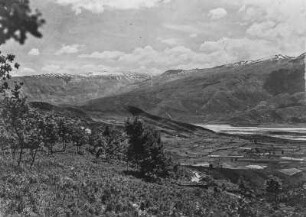 Das Vjosatal : Blick auf das Tal des Flusses Vjosa mit dem Griba Gebirge im Hintergrund