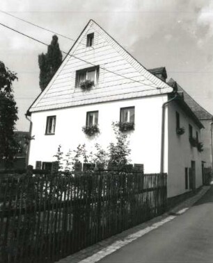 Schwarzenberg. Wohnhaus, Obergasse 8. Straßen-(Giebel-)ansicht mit Einfriedung von Nordnordwest