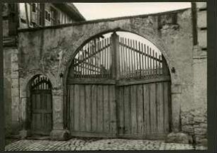 Haus Nr. 8? Tor u. Nadelöhr mit Scheitelsteinen 1741 Bäckerwappen