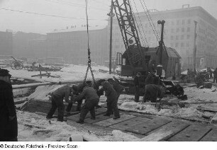 Arbeiter auf der Stalinallee (heutige Karl-Marx-Allee) bei Bauarbeiten