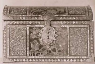 Schatulle : Schatulle, ostasiatische Lackarbeit mit Perlmuteinlage, um 1700