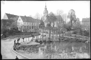 Deutschenbora. Kirche mit Dorfteich