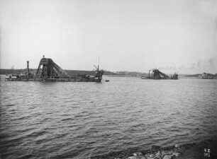 Wasserfahrzeuge im Einsatz beim Bau des Nord-Ostsee-Kanal