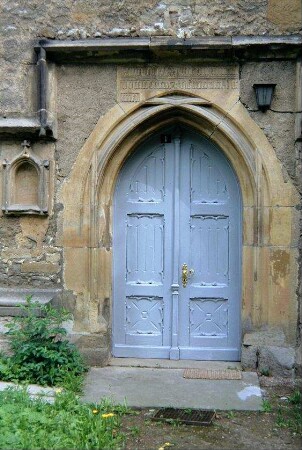 gotisches Kirchenportal mit Heiligennische und Inschrifttafel