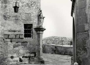 Häuserpartie an der Stadtmauer von Mdina mit Statue des Publius