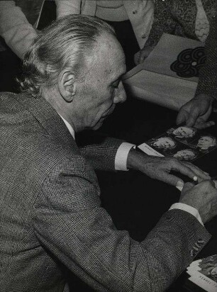 Rudolf Platte gibt Autogramme]