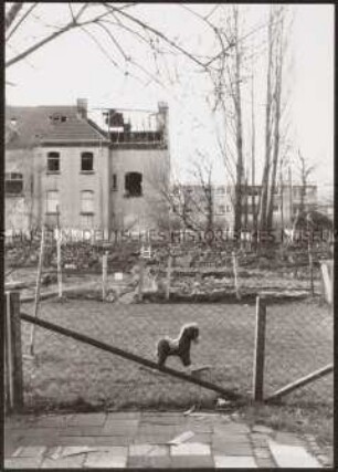 Blick auf einen Garten mit Schaukelpferd (Altersgruppe bis 14)
