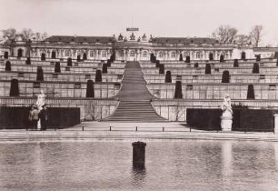 Schloss Sanssouci von Süden. Ansicht des Schlosses und der Weinbergterrassen vom Hauptparterre über das Bassin
