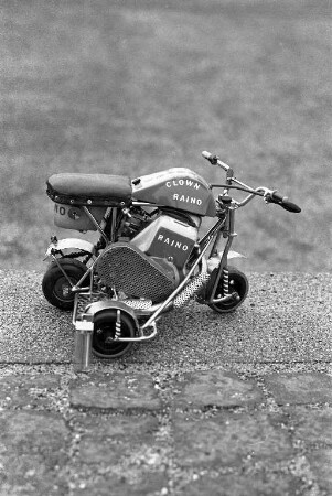Konstruktion des kleinsten Motorrads der Welt durch Raino Frischknecht und Franz Mathis aus der Schweiz