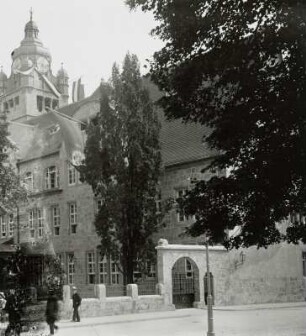 Jena, Universitätsgebäude : Jena. Universitätsgebäude. Goetheallee 1. T. Fischer. Straßenansicht von Nordwesten