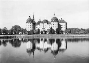 Moritzburg. Jagdschloss. Ansicht über den Schlossteich von Süden