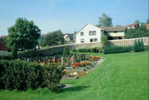 Teilansicht des Friedhofes mit Friedhofsmauer