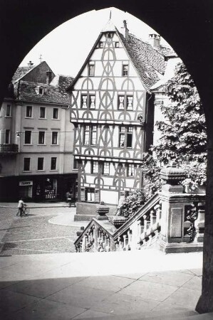 Aschaffenburg, Stiftsplatz : Aschaffenburg, Stiftsplatz. Blick vom oberen Abschluß der Freitreppe der Stiftskirche zur Westecke des Platzes