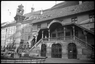 Fribourg: Treppenaufgang [zum Rathaus] und Brunnen [St. Georg]