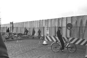 Mauerbesucher beim Aufbau der Grenzmauer 75 am Potsdamer Platz