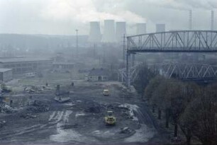 doppelstöckige Baracke am der Stelle Werk 1, Haus an der Tiefbrücke, Hochbrücke, Tiefbrücke Kraftwerk Turów, von SW