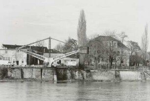Schloss Übigau : Dresden-Übigau. Drehkran (1898; Dresdner Maschinenfabrik) der Schiffswerft Übigau und Schloss hinter Bäumen
