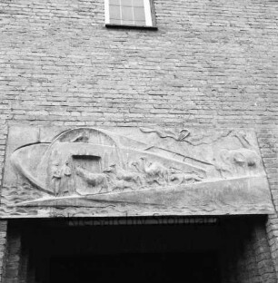 Evangelische Auferstehungskirche: Alte Landstraße: Relief "Arche Noah" des Bildhauers Siegfried Assmann über Haupteingang