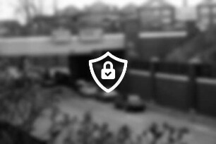 Manhagener Allee / Woldenhorn: Unterführung der Bahnstrecke Hamburg-Lübeck mit Pkws: hinten Gebäude: 26. [Name maskiert]