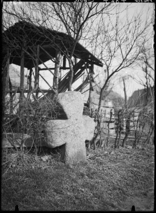 Steinkreuz : Göda, Steinkreuz (Tatzenkreuz) mit eingeritzten Rillen östlich der Kirche