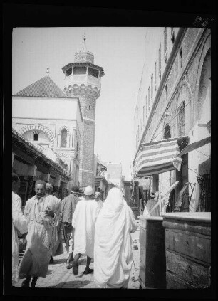 Tunis (Tunesien): Gasse mit Blick auf das Minarett der Sidi Youssef-Moschee