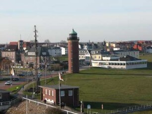 Cuxhaven - Hafengelände mit historischem Leuchtturm : Ein historischer Leuchtturm steht am Seehafen von Cuxhaven, aufgenommen am 24. November 2004