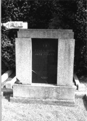 Grabstein 368 (Index: 99797247) Material: Granit Zustand: gut Maße HxBxT: 146x109x20 cm Beschreibung: ädikulaartige Stele mit Pfeilern, getreppter Sockel, getreppter Abschluß: Grabstein 368