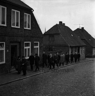 Stadtverordnete und Mitarbeiter der Stadtverwaltung: Flurbegehung durch Stadt, verlängerten Wendum, Ehmkenberg und Kneeden: Pferdemarkt: Gruppe: dahinter Wohnhäuser: 26. Oktober 1968