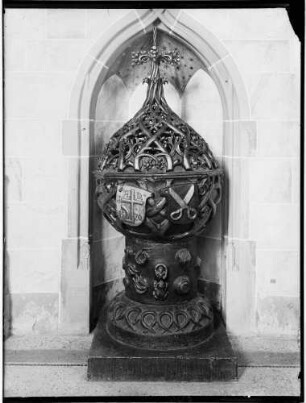 Kirrlach Katholische Pfarrkirche Sankt Cornelius und Cyprian Taufstein (um 1509)