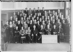 Handwerkskammer Sigmaringen, Meisterprüfungskandidaten 1926; erste Reihe sitzend, vierter von rechts Gewerbeschuldirektor Anton Bumiller; rechts daneben Geschäftsführer Karl Fröhlich