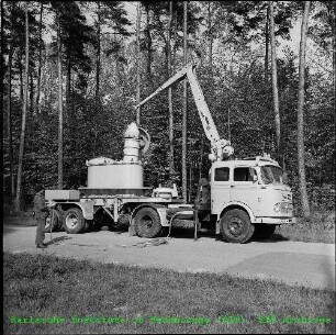 Kranfahrzeug mit Transportbehälter für feste radioaktive Abfälle und hydraulischem Ladekran
