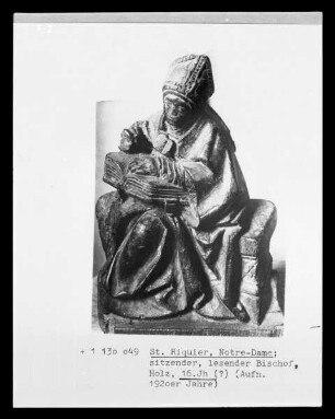 Sitzender Bischof ein Buch lesend