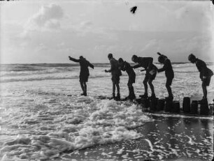 Jungen : Jungen balancieren auf Pfählen in die Nordsee.