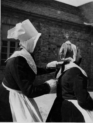 Schleife (Oberlausitz). Frauen in Schleifer Trachten. Links Frau in Taufpatentracht. Rechts ein Mädchen in Konfirmandinnentracht