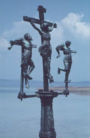 Insel Mainau. sog. Schwedenkreuz, Kreuzigungsgruppe Christus am Kreuz mit den zwei Schächern